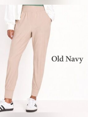 Old Navy NWOT Sz L
Never Worn
High Waisted
PowerSoftJoggers
Color:SavannahGrass